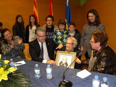 L’Ajuntament fa un homenatge a Dominga Grande com a representat de les dones grans