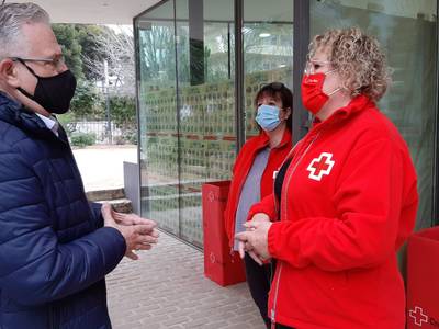L’alcalde de Salou agraeix als treballadors i treballadores voluntaris de Creu Roja Salou la seva gran tasca, ajudant les famílies més vulnerables