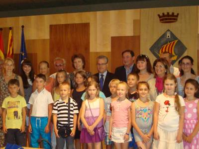 L’alcalde de Salou dóna la benvinguda una vintena d’estudiants de l'Escola Cervantes de Rússia