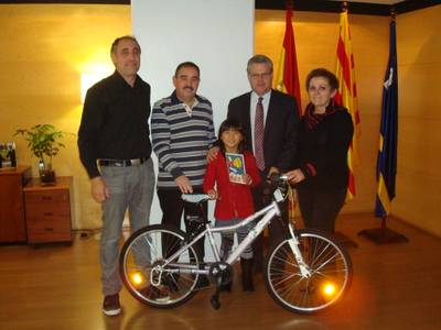 L’alcalde de Salou felicita el Nadal amb una postal ideada per una alumna salouenca