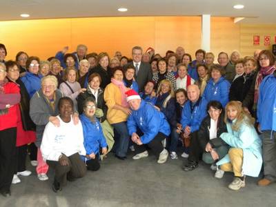 L’alcalde de Salou felicita les festes al grup ‘Anem a Caminar’