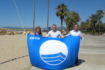 L’alcalde de Salou hissa la Bandera Blava per la platja de Llevant i la ISO 14001 per totes les del municipi