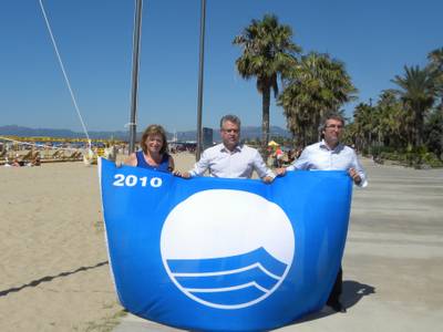 L’alcalde de Salou hissa la Bandera Blava per la platja de Llevant i la ISO 14001 per totes les del municipi
