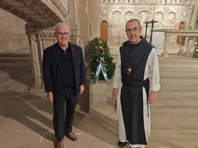 L’alcalde de Salou homenatja Jaume I amb una ofrena floral a la seva tomba a Poblet