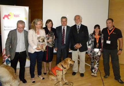 L’Alcalde de Salou inaugura les III Jornades Tècniques de Teràpies amb Animals.