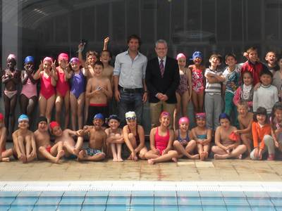 L’alcalde de Salou lliura els diplomes del programa de natació a l’Escola Santa Maria
