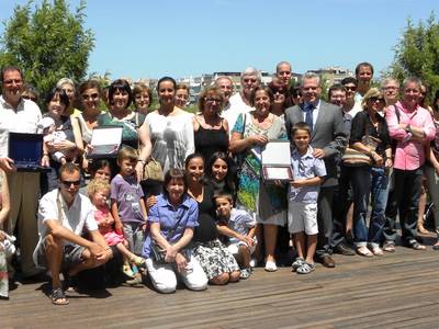 L’alcalde de Salou lliura una placa als mestres de l’Escola Europa que s’han jubilat