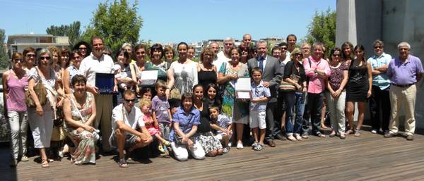L’alcalde de Salou lliura una placa als mestres de l’Escola Europa que s’han jubilat