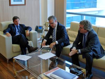 L’alcalde de Salou presenta el projecte del camí de ronda al seu pas pel Far de Salou al president del Port de Tarragona