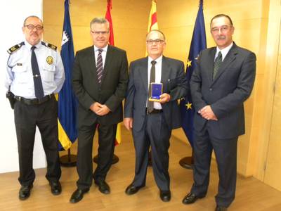 L’alcalde de Salou reconeix la tasca d’un Polícia que ha treballat pel municipi des de 1989