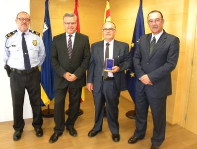 L’alcalde de Salou reconeix la tasca d’un Polícia que ha treballat pel municipi des de 1989