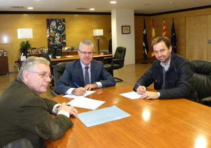 L’alcalde de Salou signa el contracte per començar les obres d’enderroc de l’edifici de Càritas  i la posterior adequació de l’espai públic
