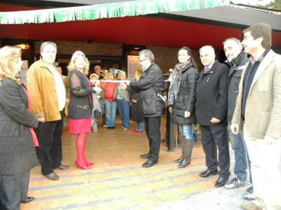 L’alcalde de Salou talla la cinta inaugural a la 9ena edició de la Fira de Nadal de Freesia