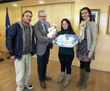 L’alcalde dóna la benvinguda al primer nadó de Salou i tota Espanya l’any 2014