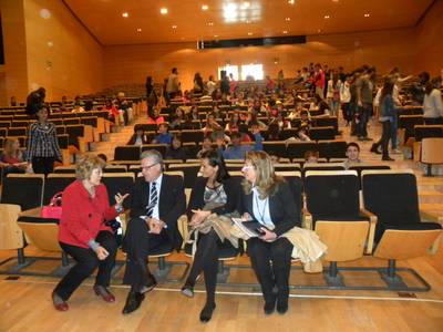 L’alcalde dóna la benvinguda, en nom de Salou, als alumnes  del col·legi 110 Miguel Hernández de Moscou