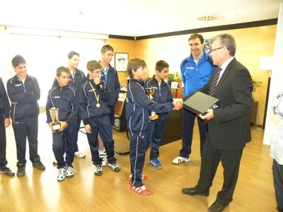 L’alcalde felicita el Club d’Handbol Salou, campió del torneig de Sant Joan Despí