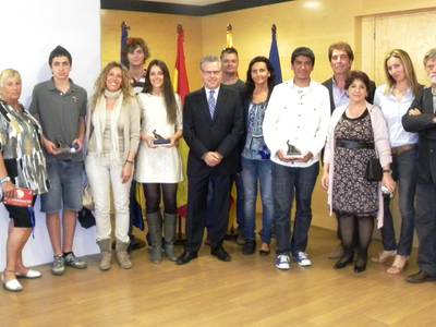 L’alcalde felicita el tres joves guanyadors del Young Business Talents, de l’escola Elisabeth