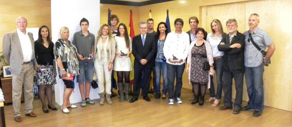 L’alcalde felicita el tres joves guanyadors del Young Business Talents, de l’escola Elisabeth