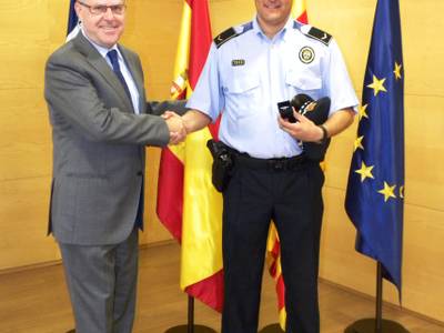 L’alcalde lliura el pin de plata al caporal Agustín Lozano