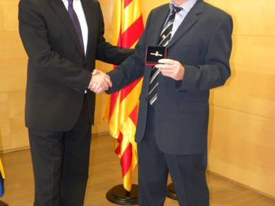 L’alcalde lliura l’agulla d’or al policia jubilat Antonio Ramírez