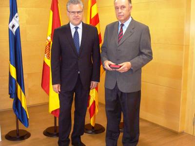 L’alcalde lliura l’agulla d’or pels 40 anys de servei al funcionari Josep Anton Raduà