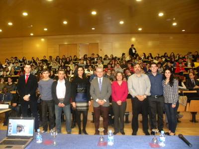 L’alcalde lliura les beques a alumnes de Salou per a la seva formació universitària