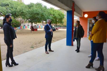L’alcalde Pere Granados i la regidora de Serveis Educatius, Julia Gómez, visiten l’Escola Salou i feliciten l’equip directiu per l’adaptació a les noves rutines de funcionament
