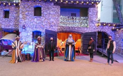 L’alcalde Pere Granados lliura la Clau màgica de la Ciutat a Ses Majestats els Reis Mags d’Orient, al Campament Reial de la Masia Catalana de Salou