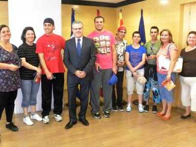 L’alcalde rep un grup de joves de la ‘Asociación Caminaré’ de Gran Canària