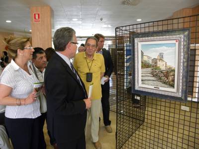 L’alcalde visita l’exposició de pintura a la residència STS de Salou