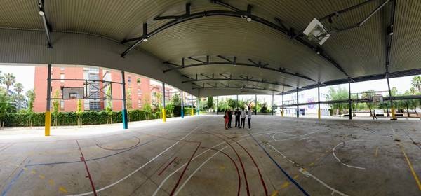 L’alcalde visita la nova coberta de la pista de l’Escola Santa Maria del Mar de Salou