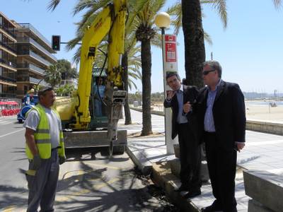 L’alcalde visita les obres del Carril de Convivència per vianants i ciclistes al Passeig Miramar
