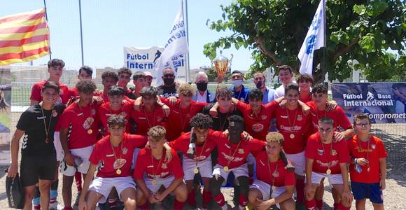 L’equip juvenil masculí UD Salou guanya la sisena edició del torneig UD Salou Youth Cup