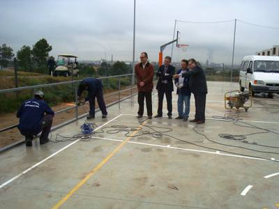 L’escola taller de Salou instal·la una tanca perimetral a la pista poliesportiva del Mirador