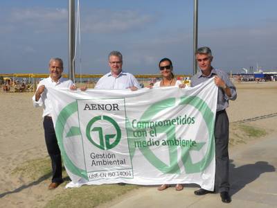 La bandera de la ISO 14001 ja oneja a la  platja de Llevant de Salou