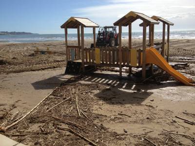 La brigada municipal actua a la platja després del temporal de Llevant