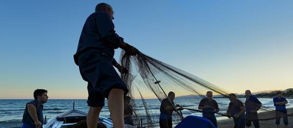 La Calada de les Malles de Sant Pere demostrarà l’art de la pesca tradicional a la platja de Ponent