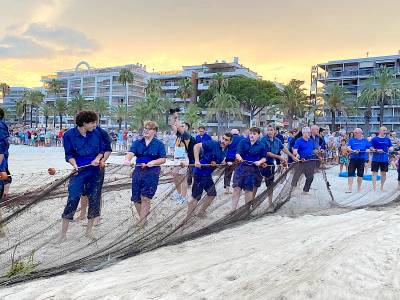 La Calada de les Malles omple de tradició marinera la platja de Ponent de Salou