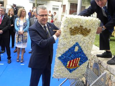 La celebració de la Diada a Salou reuneix a entitats, associacions i partits al voltant de la plaça de l’11 de Setembre