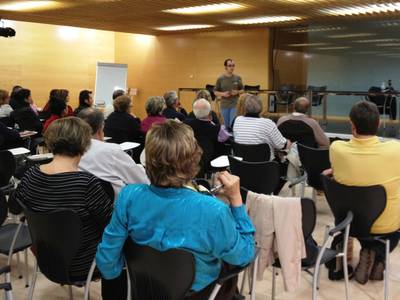 La charla sobre las participaciones preferentes concentra cerca de 40 afectados