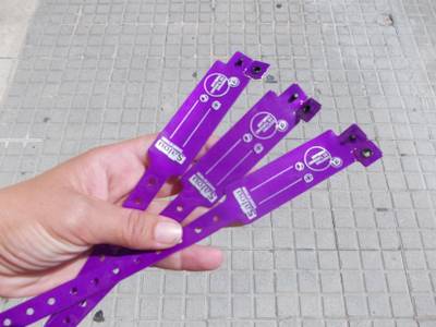 La Comissaria de Platja de Salou reparteix polseres per evitar la pèrdua de menors a les platges