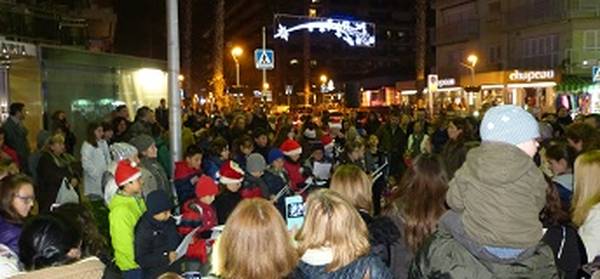 La il·luminació nadalenca ja llueix als carrers de Salou
