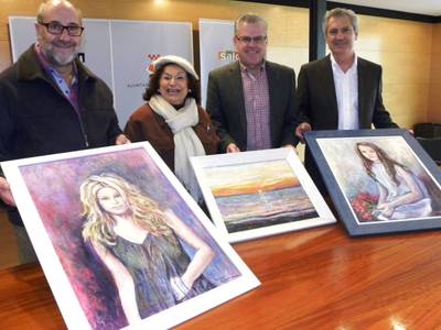 La pintora local Ester Tironi dóna tres quadres a l'Associació de Familiars d'Alzheimer de Salou