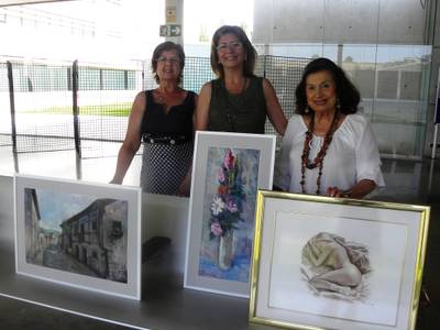 La pintora local Esther Tironi dóna tres quadres a l’Associació Oncològica Dr. Amadeu Pelegrí