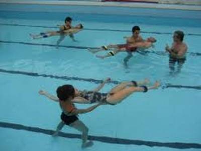 La Piscina Municipal de Salou acull un curs d’Aquateràpia per a persones amb disminució