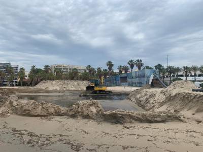 La platja de Ponent de Salou tindrà més sorra de qualitat, gràcies als treballs de dragatge de la bocana del Port