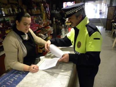 La Policia de proximitat explica als establiments de restauració de Salou la nova llei del Tabac
