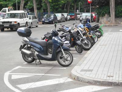 La Policia Local de Salou activa del 10 al 15 de juliol, ‘Motocivisme a Salou: prevenció, civisme i seguretat en motos i ciclomotors’, amb l’augment de 44 noves places gratuïtes d’estacionament