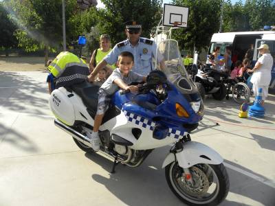 La Policia Local de Salou i els Mossos d’Esquadra visiten el Casal d’Estiu a l’Escola Europa