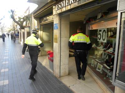 La Policia Local enceta el dispositiu nadalenc: 'Treballem junts per la seguretat' adreçat als comerciants salouencs que es desplegarà juntament amb l’Operació Grèvol